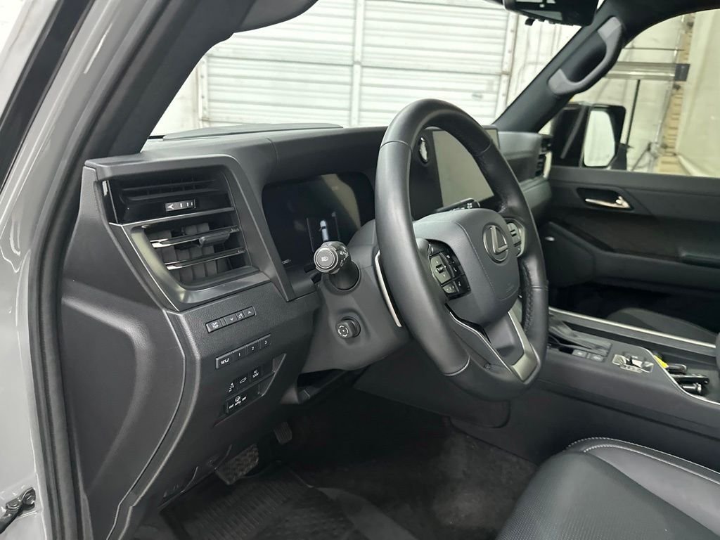 Used 2024  Lexus 550 Luxury+ image 15