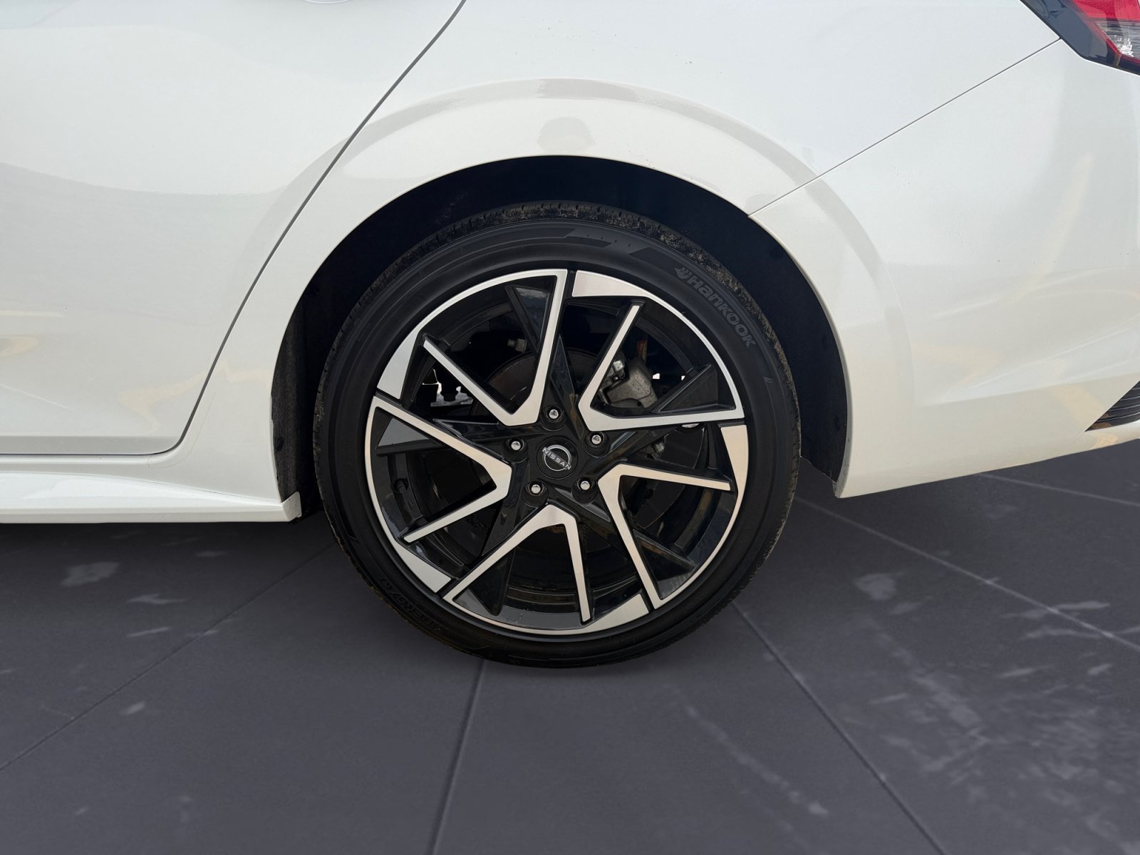 Used 2024 Aspen White Tricoat/Super Black Nissan SR image 44