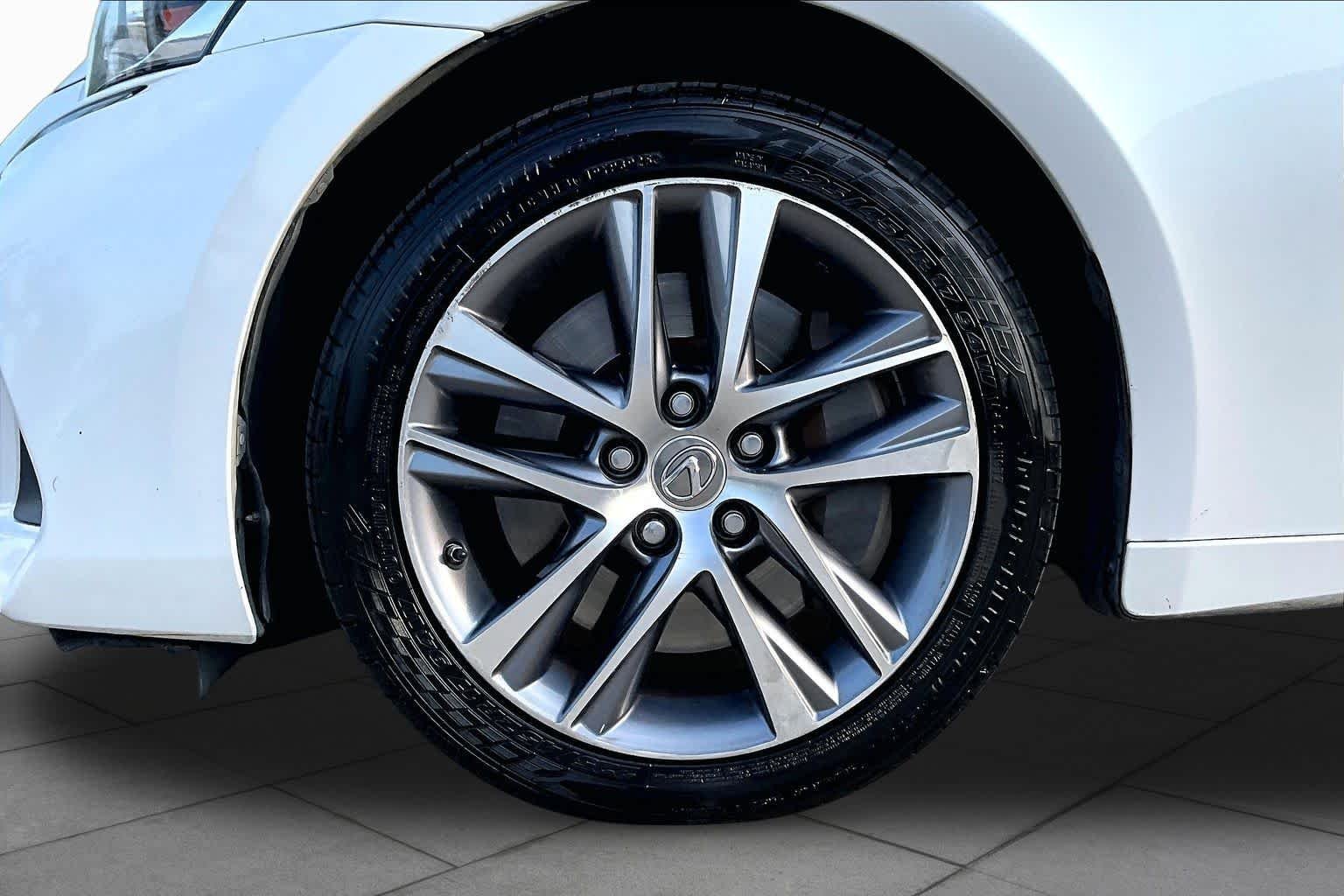 Used 2018 Eminent White Pearl Lexus  image 11