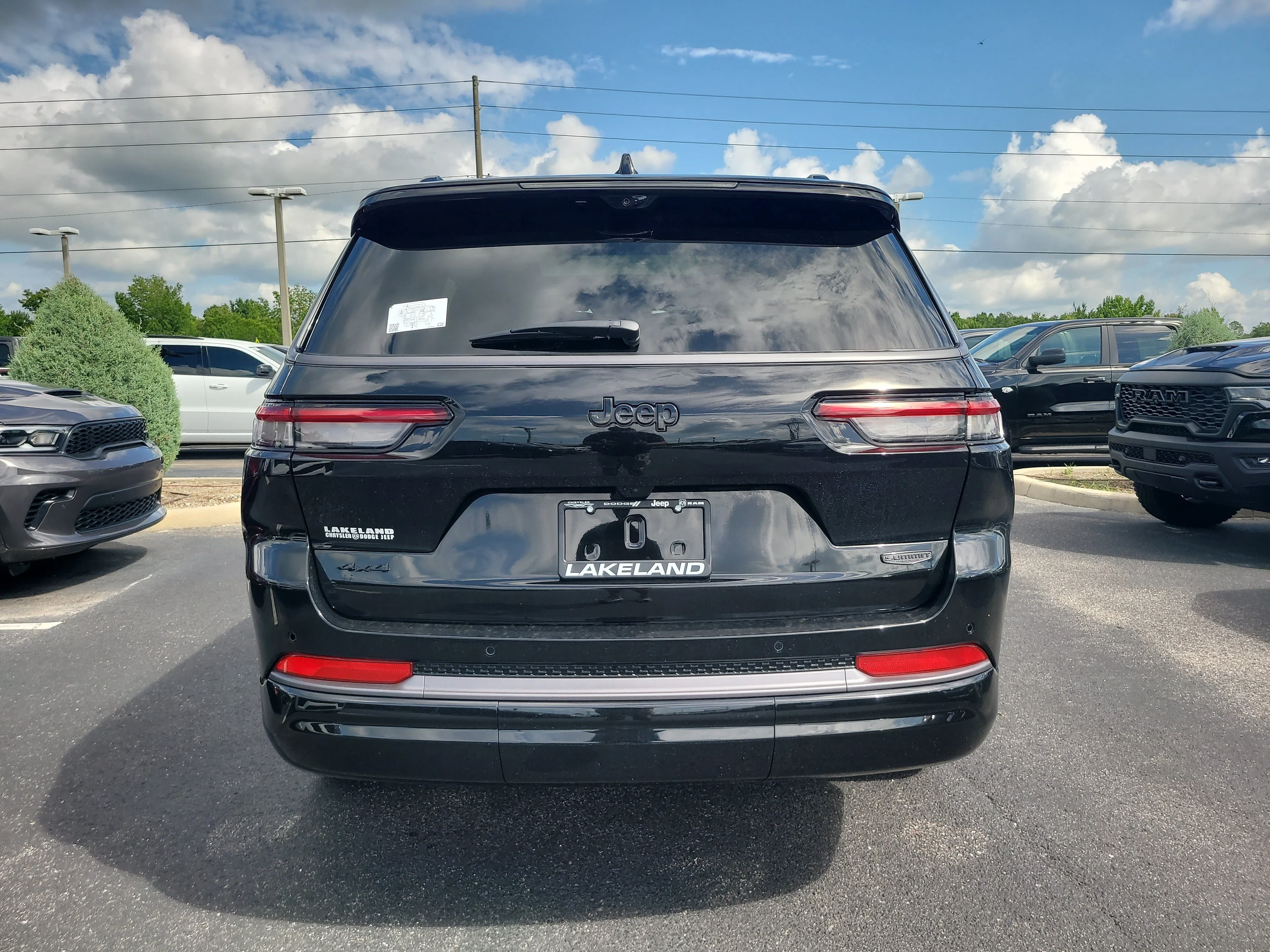 New 2026 Diamond Black Crystal Pearlcoat Jeep Summit image 7