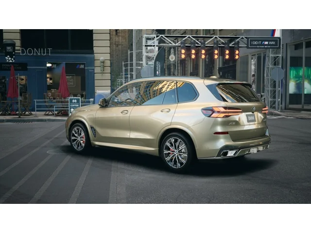 New 2026 Manhattan Green Metallic BMW xDrive50e image 2