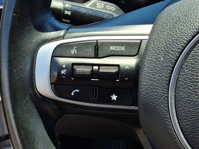 Used 2023 White Kia EX image 22