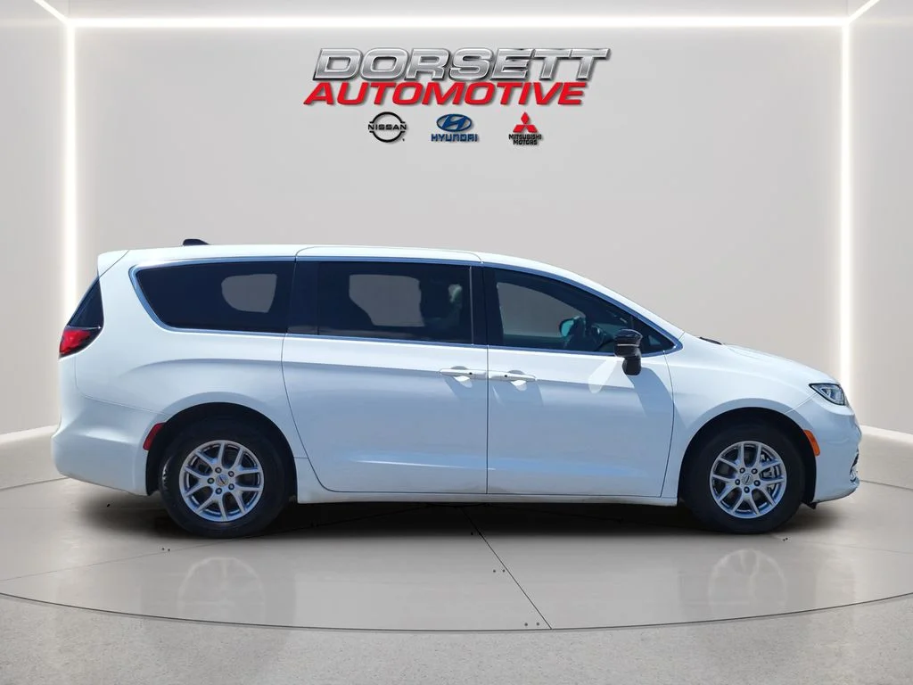 Used 2025 Bright White Clearcoat Chrysler Select image 5