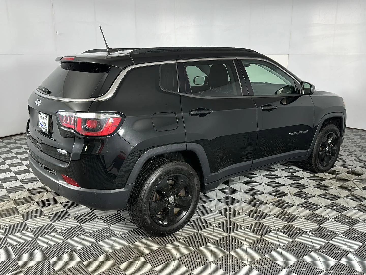 Used 2020 Diamond Black Crystal Pearlcoat Jeep Latitude image 23
