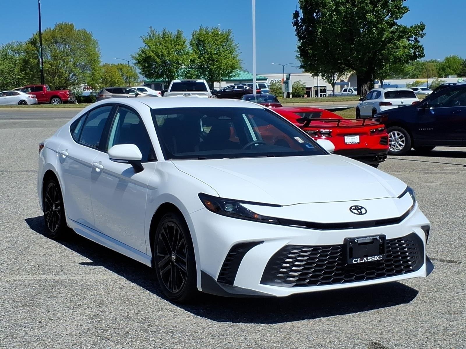 Used 2025 Ice Cap Toyota SE image 5