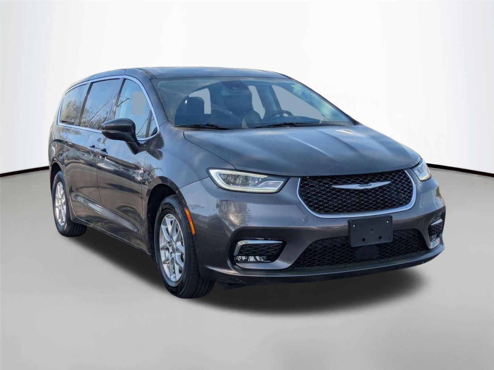 Used 2023 Granite Crystal Metallic Clearcoat Chrysler Touring L image 4