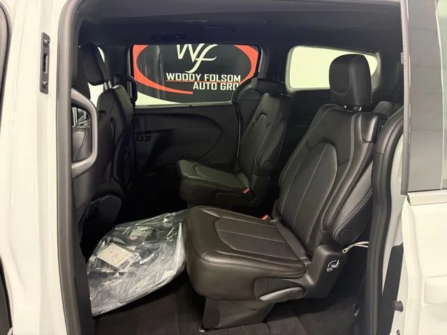New 2026 Bright White Clear-Coat Exterior Paint Chrysler LX image 16