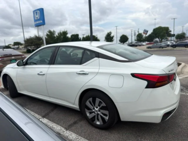 Used 2022 Glacier White Nissan 2.5 S image 5