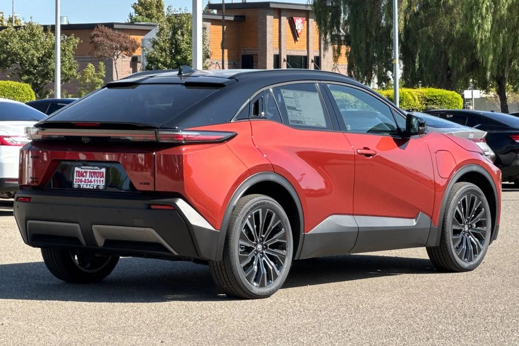 New 2026 Tandoori with Midnight Black Metallic roof <sup>1</sup> Toyota  XSE image 5