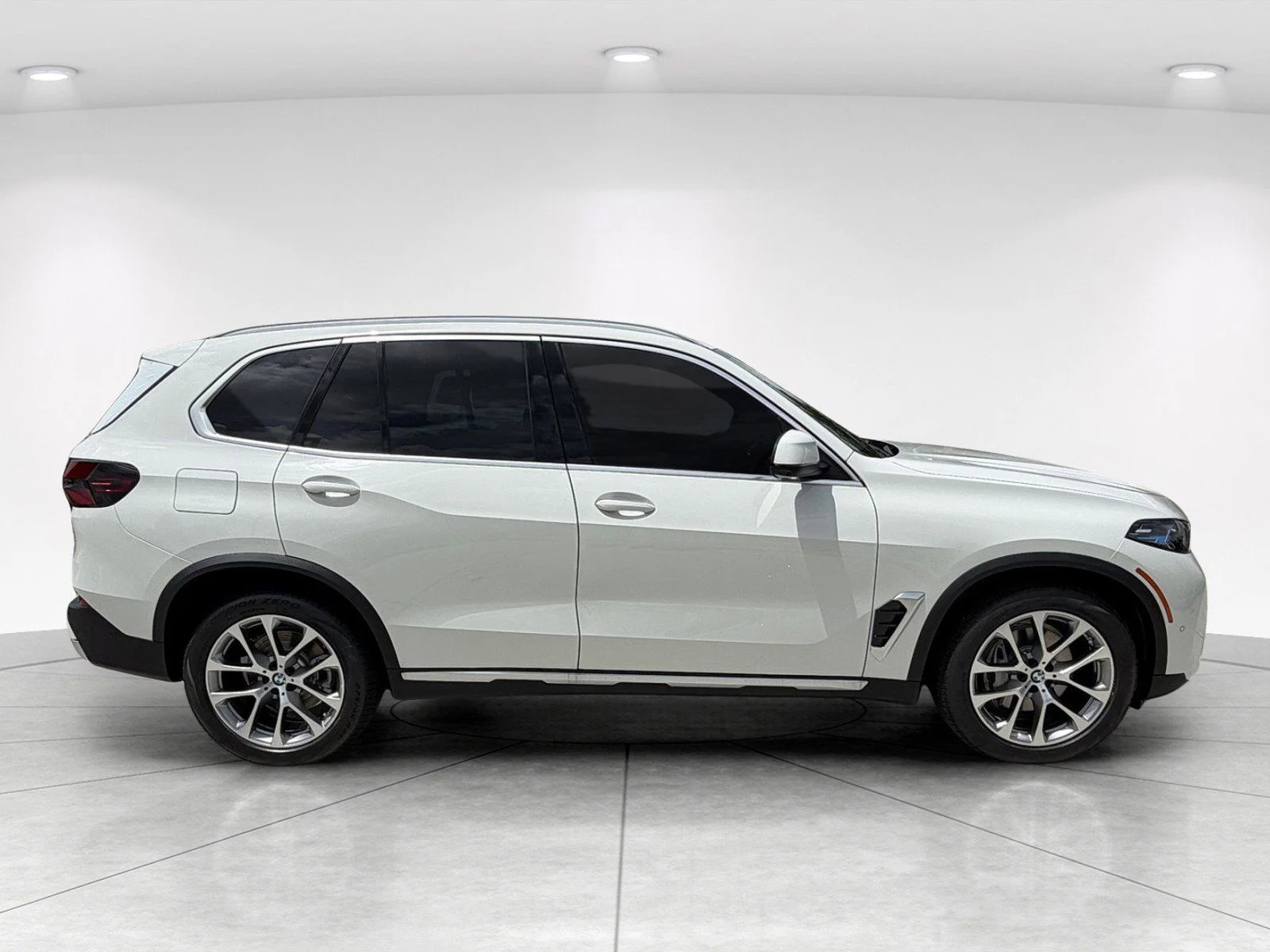 New 2026 Alpine White BMW sDrive40i image 3