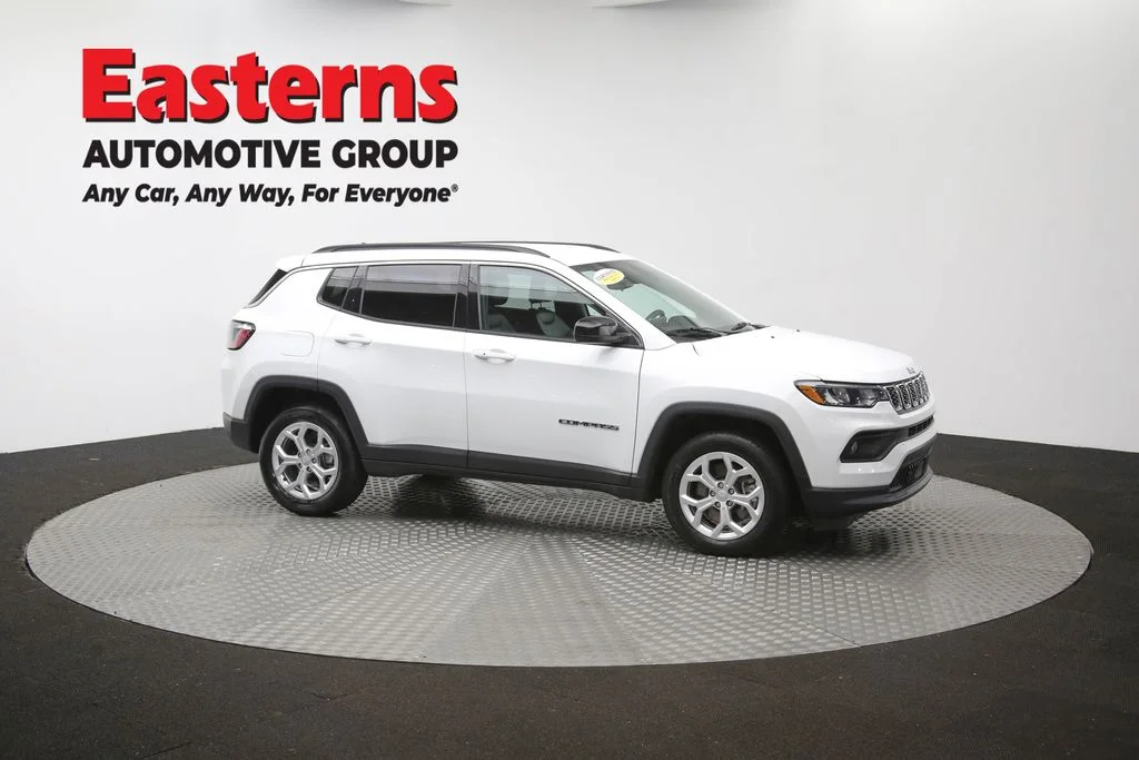 Used 2024 White Jeep Latitude image 42