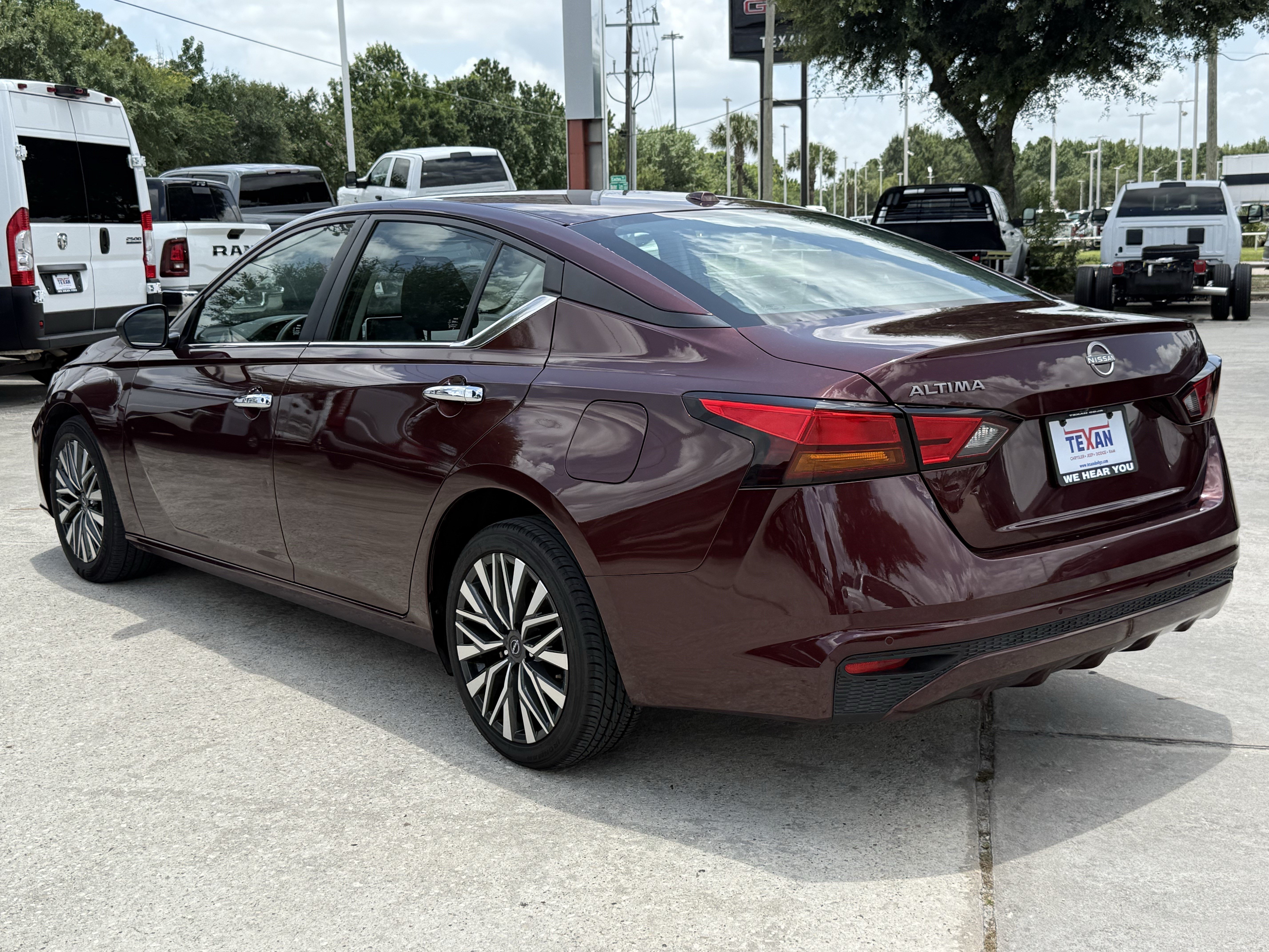 Used 2025 Garnet Pearl Metallic Nissan  image 6