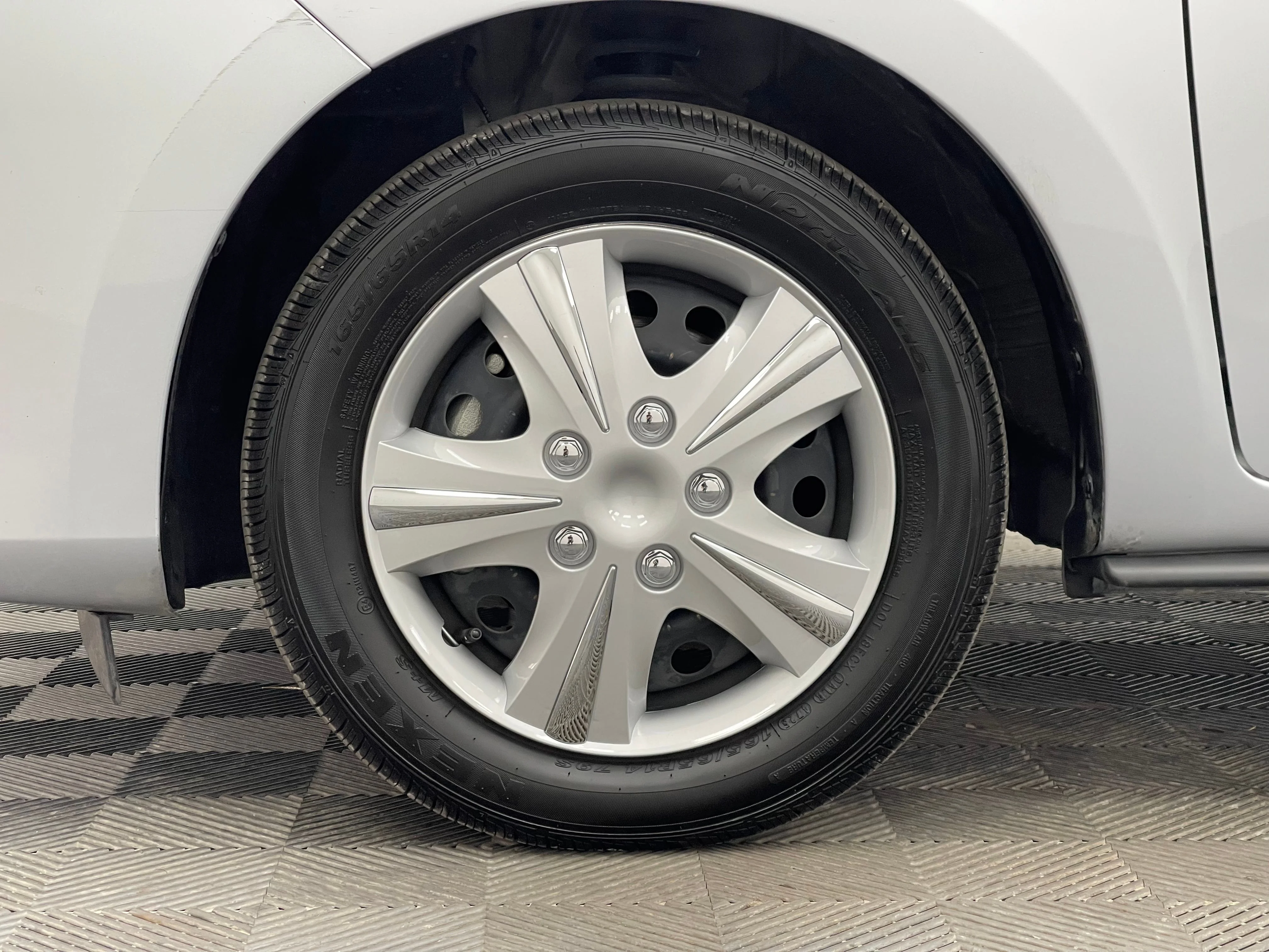 Used 2024 Silver Mitsubishi ES image 12