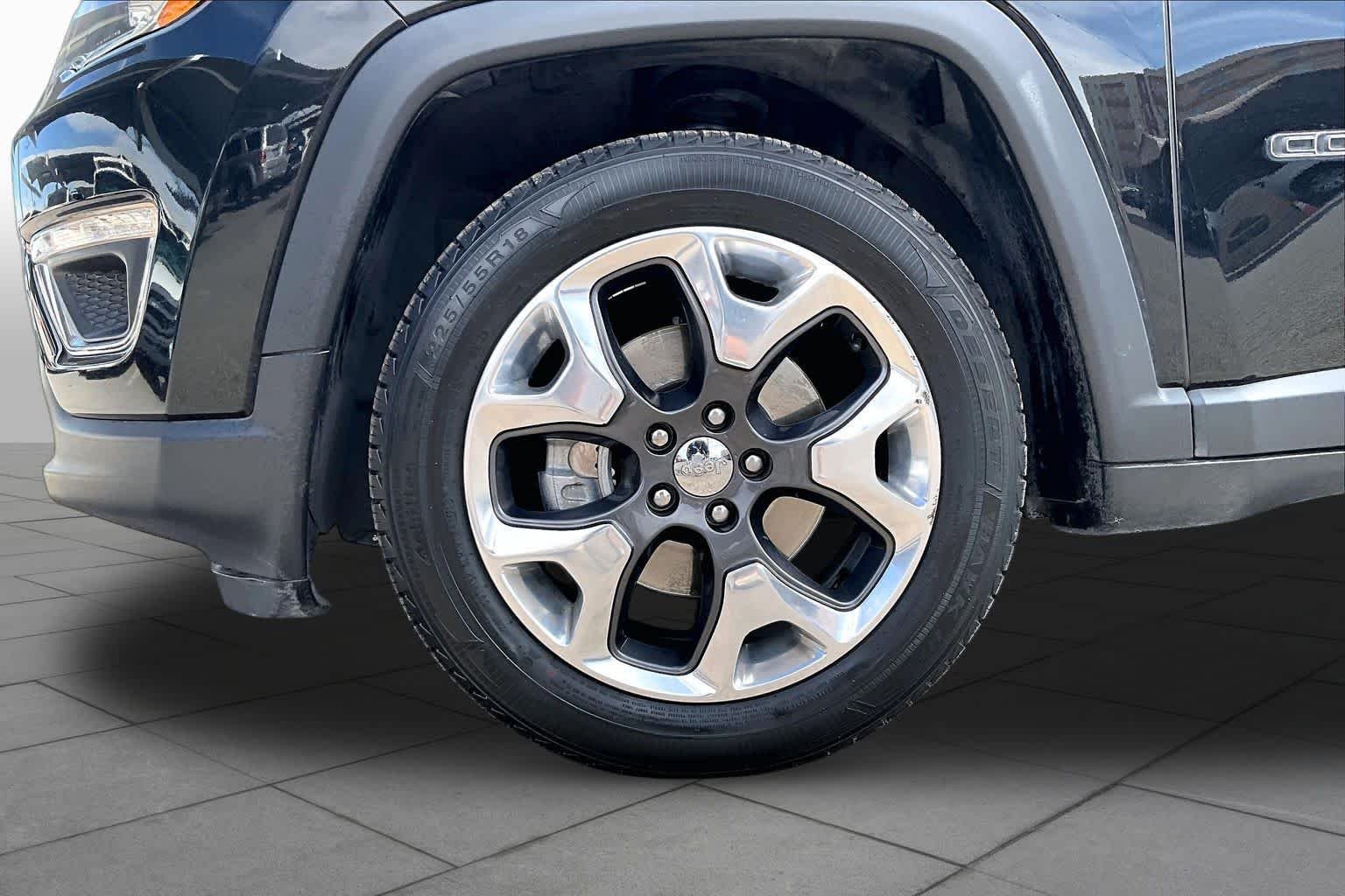 Used 2019 Diamond Black Crystal Pearlcoat Jeep Limited image 10