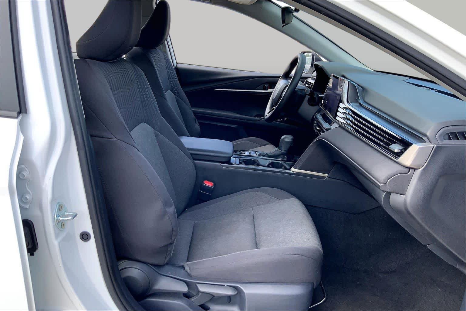 Used 2025 Ice Cap Toyota LE image 9