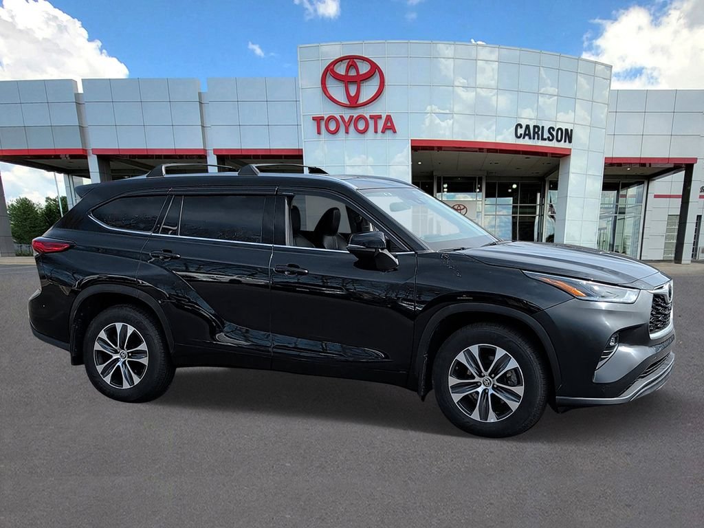 Used 2021 Toyota Highlander XLE with VIN 5TDGZRBH0MS146400 for sale in Minneapolis, Minnesota