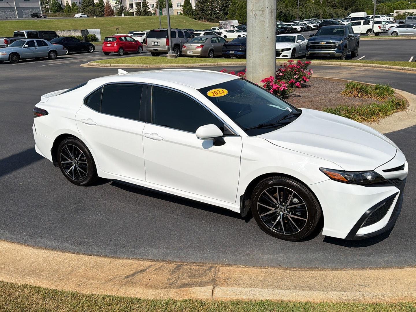 Used 2024 Ice Cap Toyota SE image 7