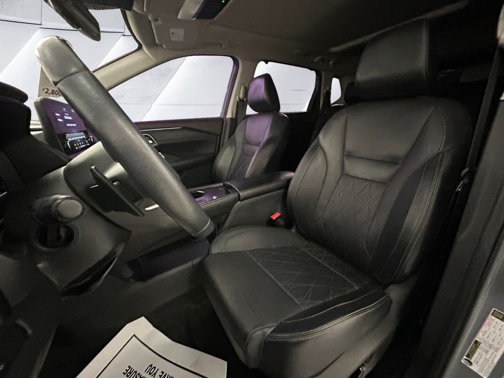 Used 2022 Gray Nissan Platinum image 8
