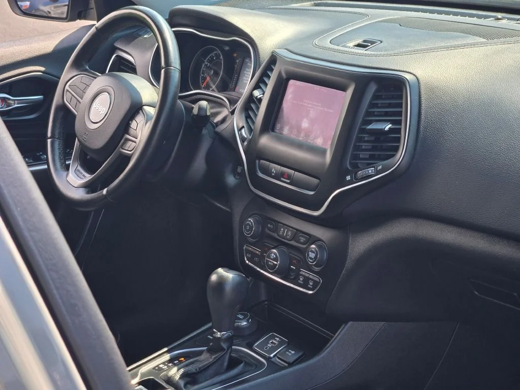 Used 2019 Gray Jeep Latitude Plus image 9