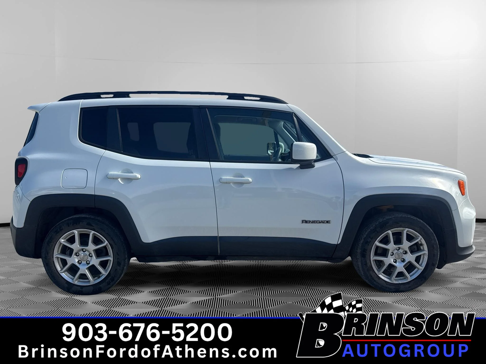Used 2019 Alpine White Clearcoat Jeep Latitude image 4