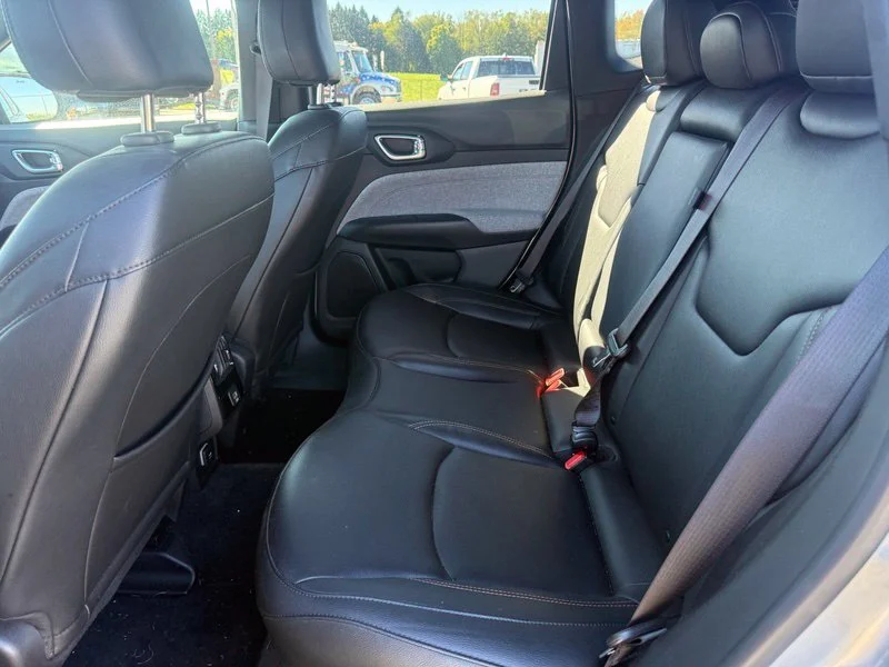 Used 2023 Silver Jeep Latitude Lux image 5