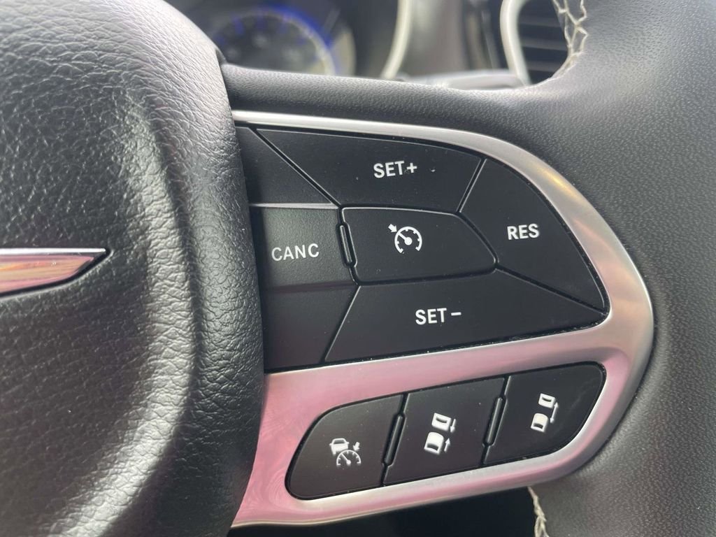 Used 2025 White Chrysler Select image 16