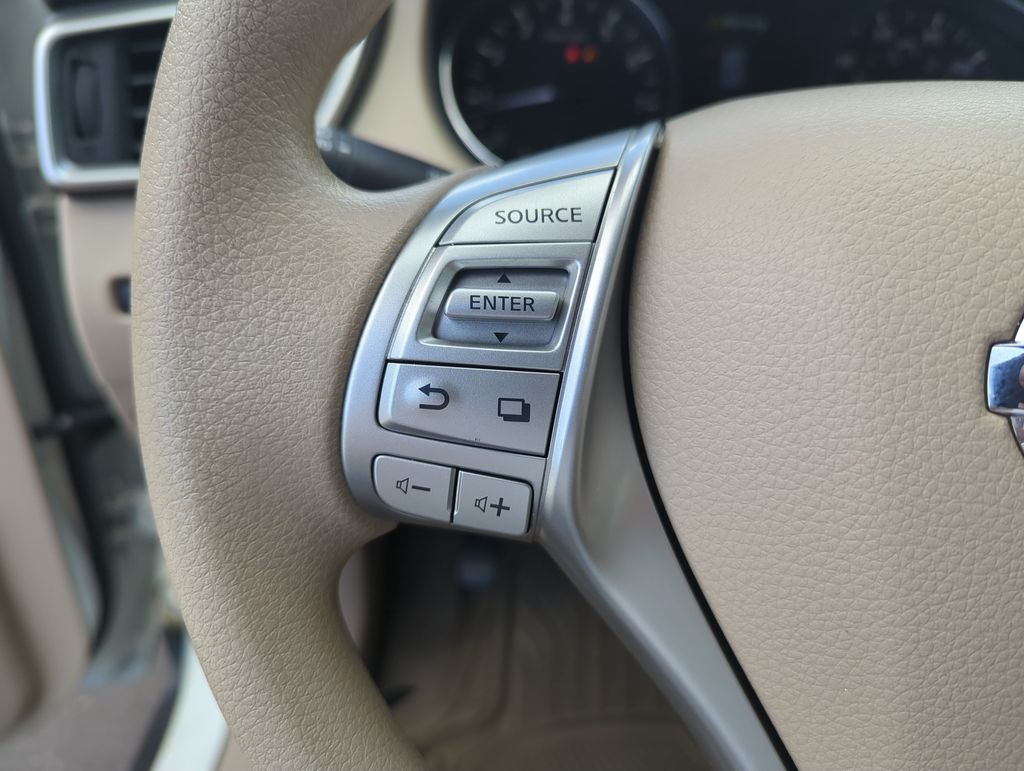 Used 2015 White Nissan SV image 22