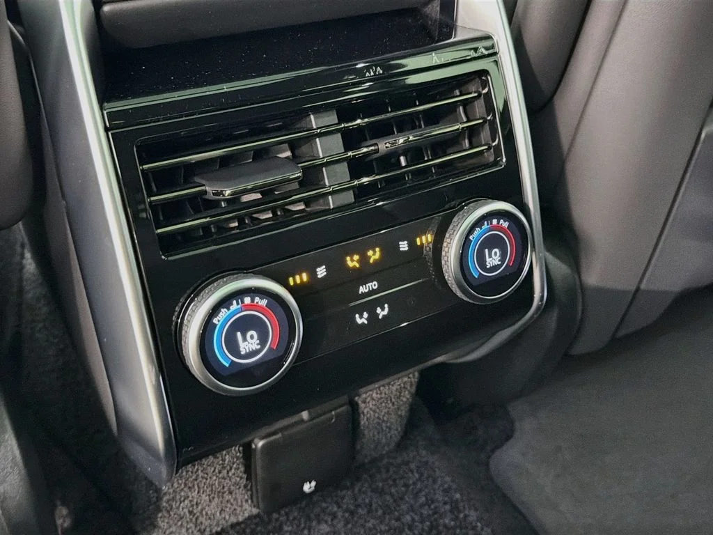 New 2027 Santorini Black Land Rover SE image 27