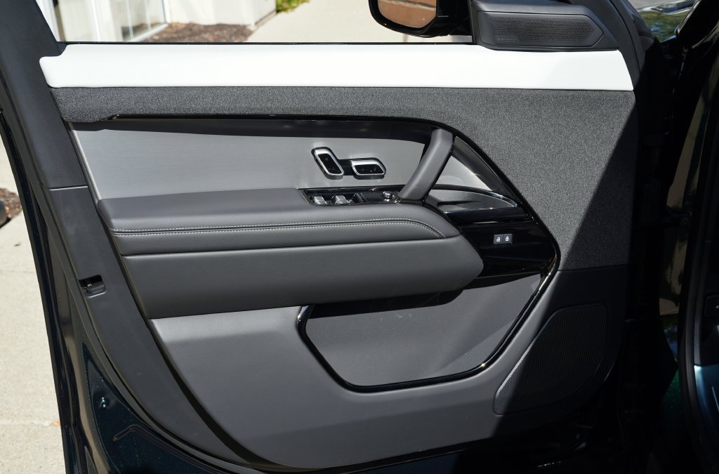 New 2027 British Racing Green Land Rover Dynamic SE image 9