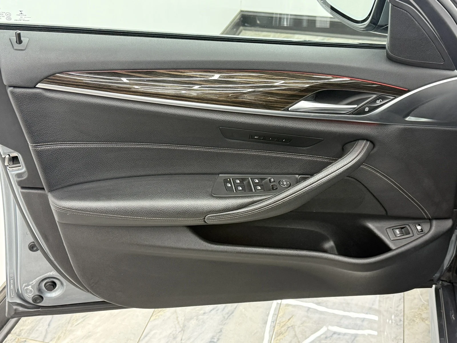 Used 2018 Bluestone Metallic BMW 530e xDrive iPerformance image 30