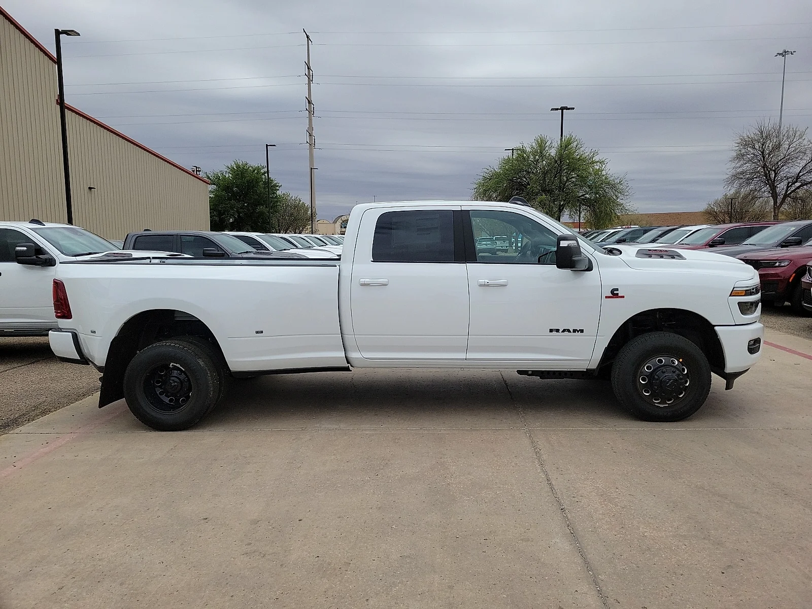 New 2026 PW7 Bright Whit Ram LARAMIE CREW CAB 4X4 8