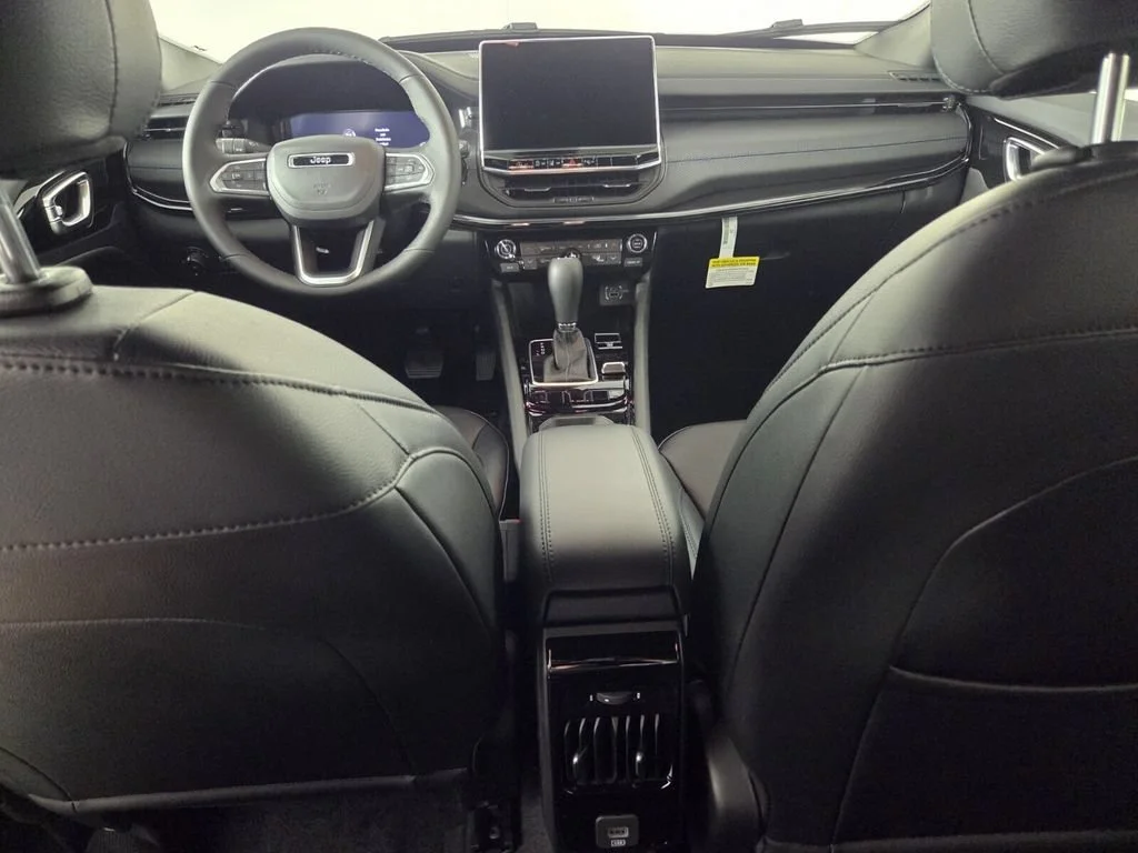 New 2026 Bright White Clear-Coat Exterior Paint Jeep Limited Altitude image 18