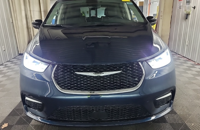 2024 Chrysler Pacifica Limited's photo