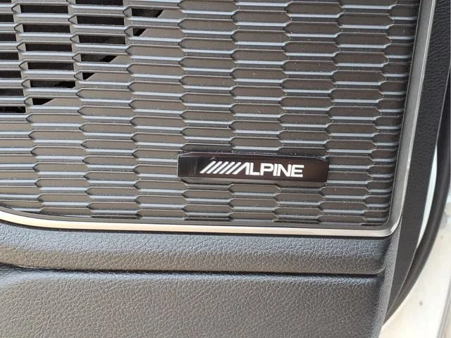 Used 2024  Jeep Y image 18
