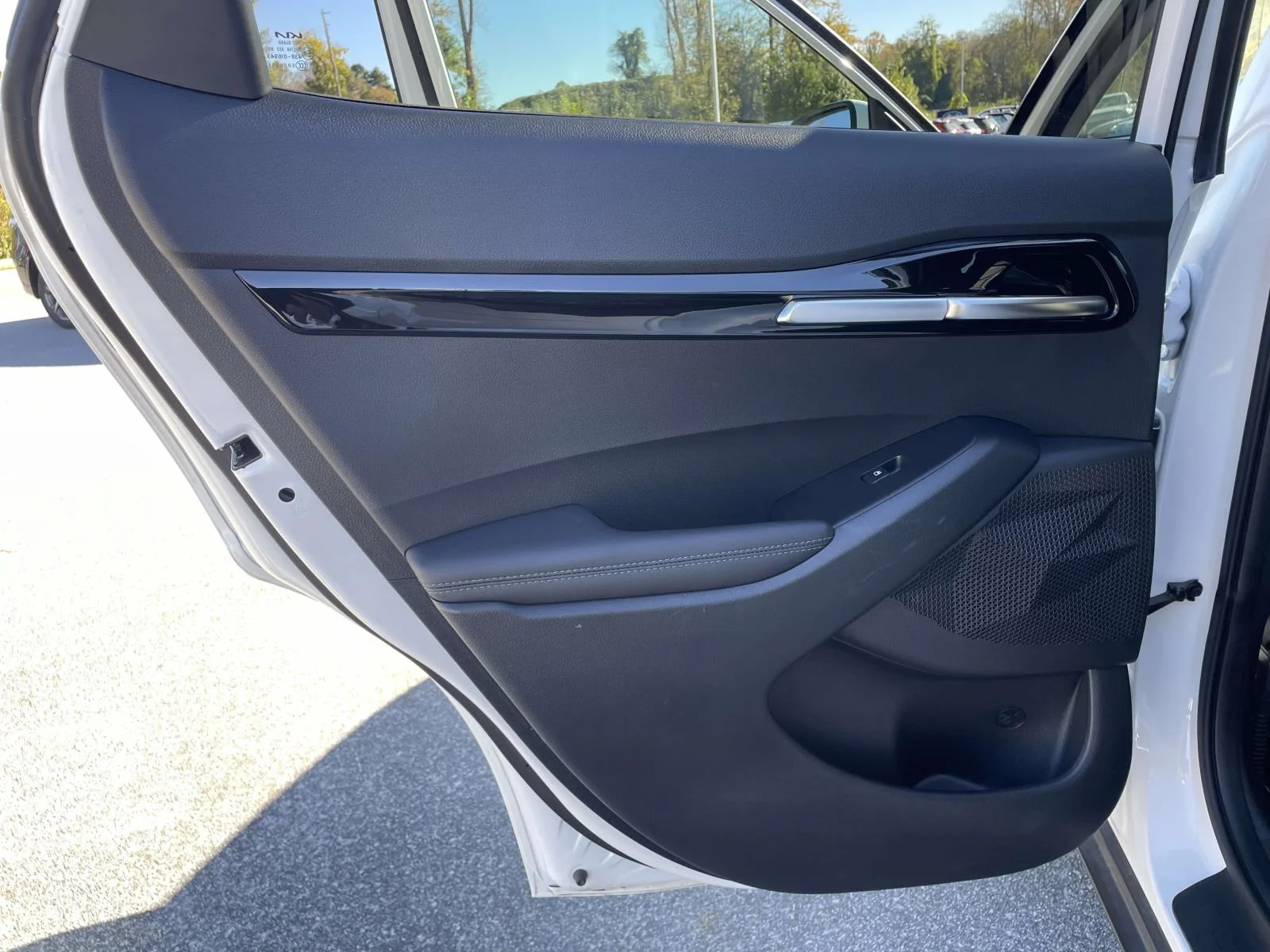 Used 2023 Snow White Pearl Kia SX image 2