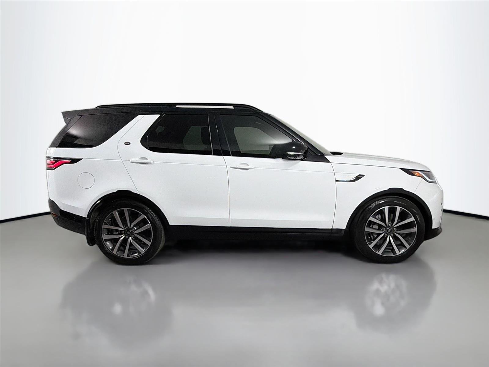 Certified Used 2024 Fuji White Land Rover Dynamic SE image 4