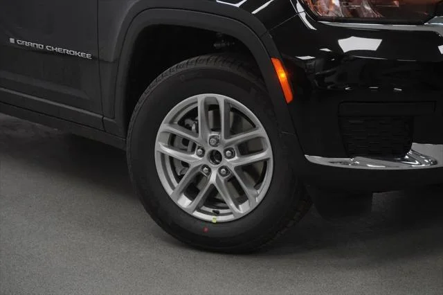 New 2026 Diamond Black Crystal Pearl-Coat Exterior Paint Jeep Laredo X image 4