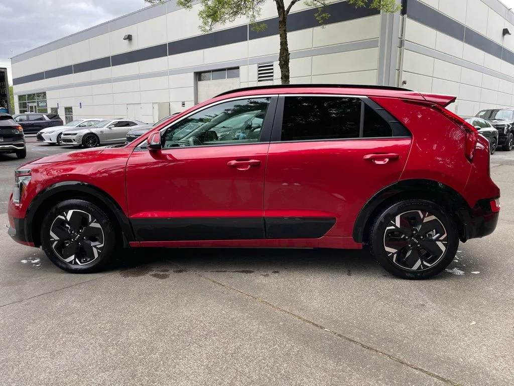 Used 2023 Runway Red Kia Wind image 6