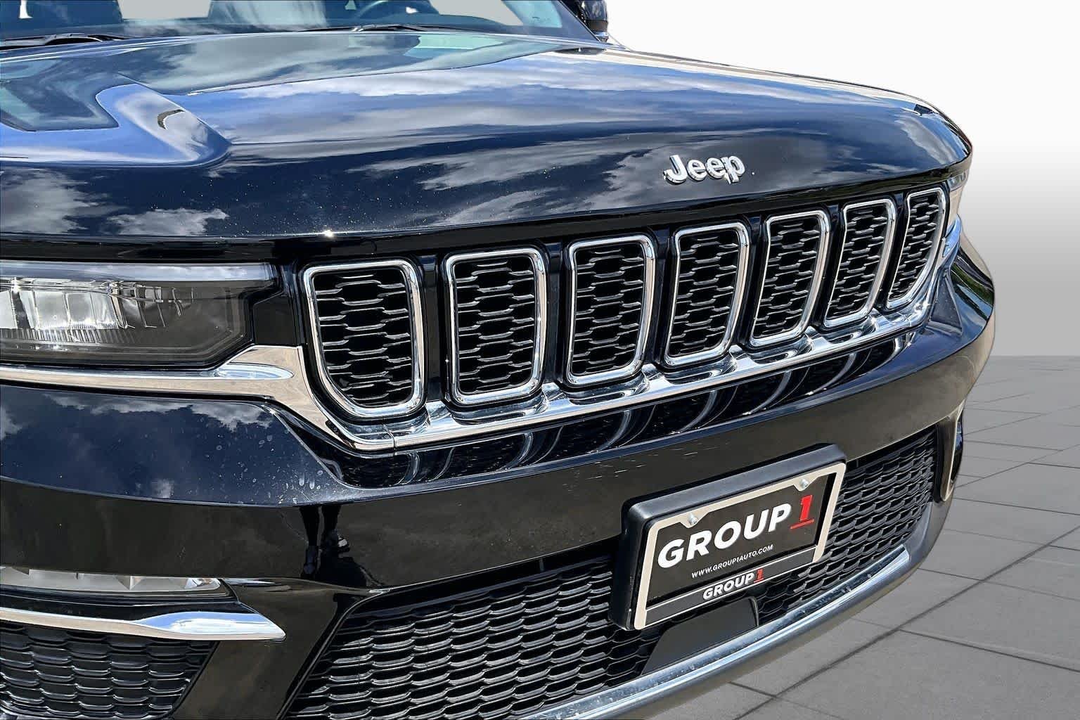 Used 2022 Diamond Black Crystal Pearlcoat Jeep Limited image 28