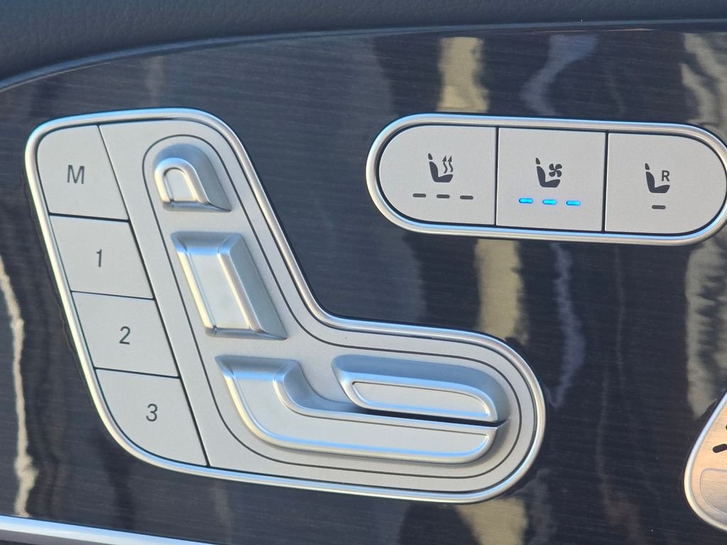 New 2026 MANUFAKTUR Moonlight White Metallic Mercedes-Benz GLS 450 image 6