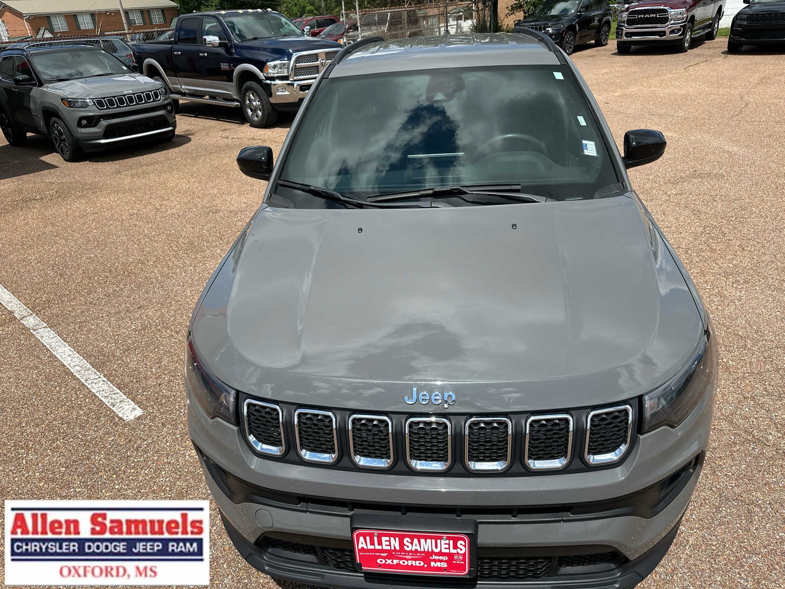 Used 2024 Sting-Gray Clearcoat Jeep Latitude image 9