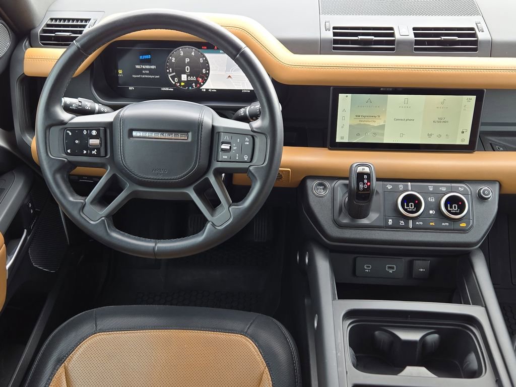 Used 2024 White Land Rover X-Dynamic SE image 22