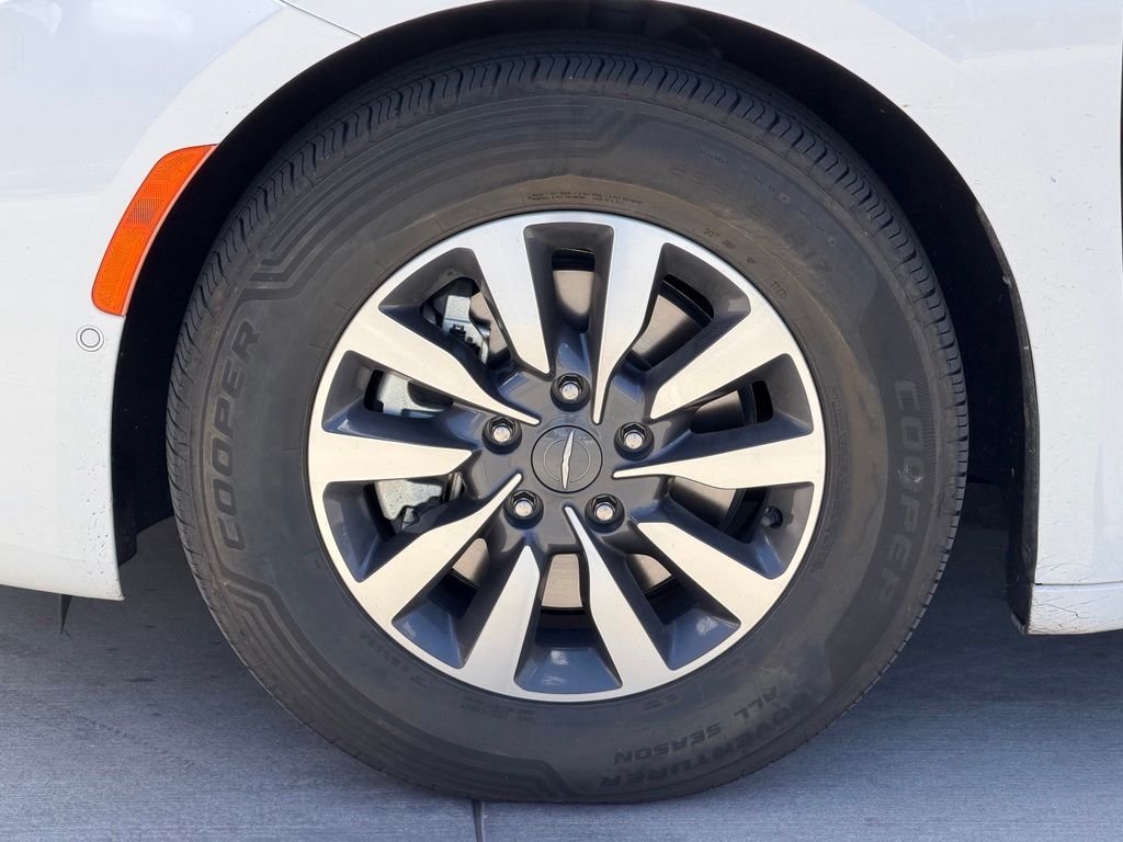 Used 2022 White Chrysler Limited image 7