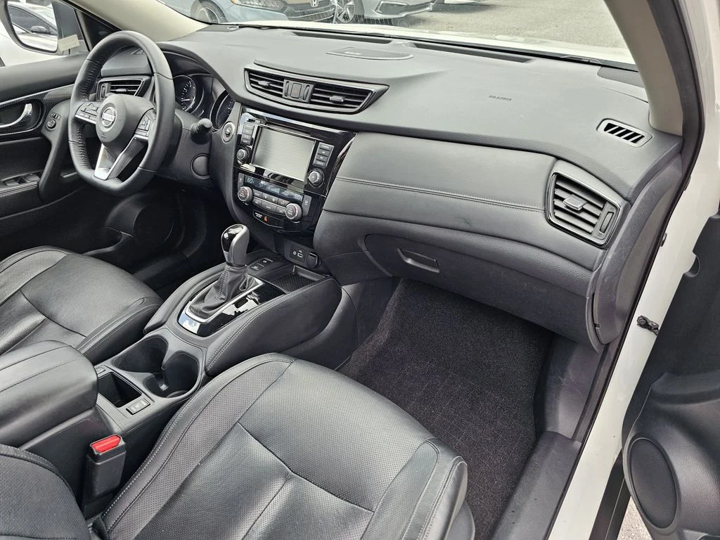 Used 2020 White Nissan SL image 11