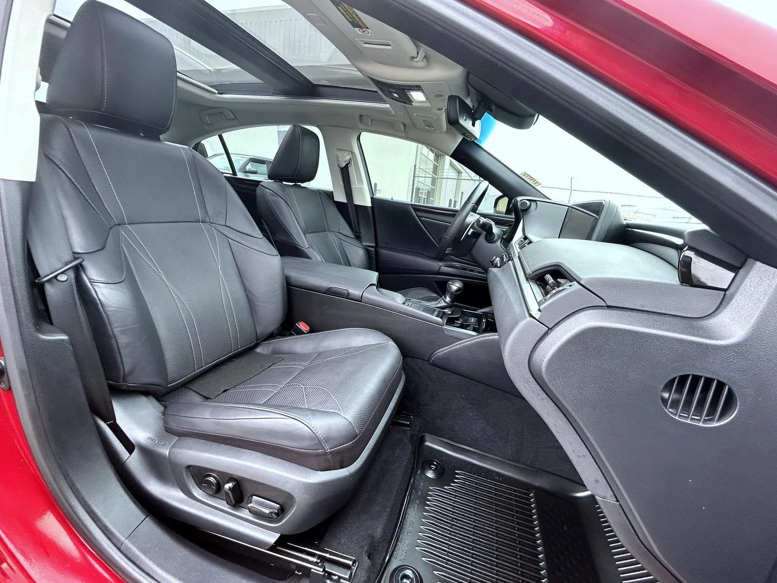 Used 2019 Red Lexus 350 Luxury image 15