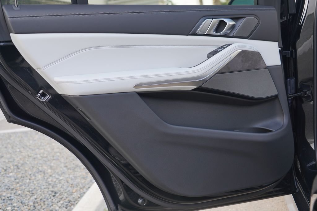 New 2027 Black Sapphire Metallic BMW xDrive40i image 31