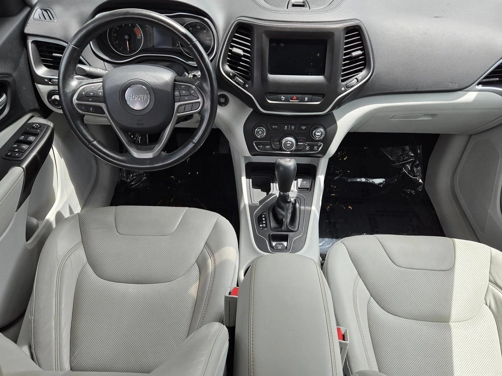 Used 2021 Bright White Clearcoat Jeep Latitude Lux image 17