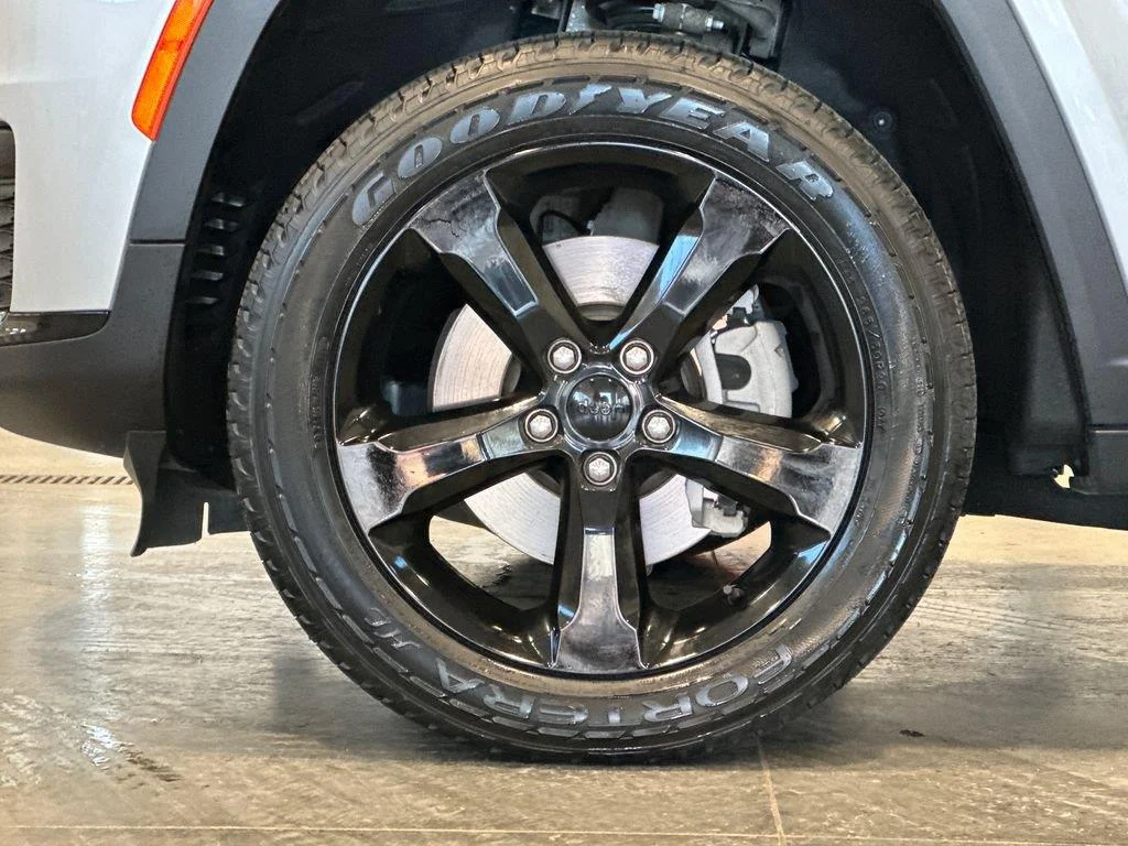 Used 2023 Silver Zynith Jeep Altitude image 9