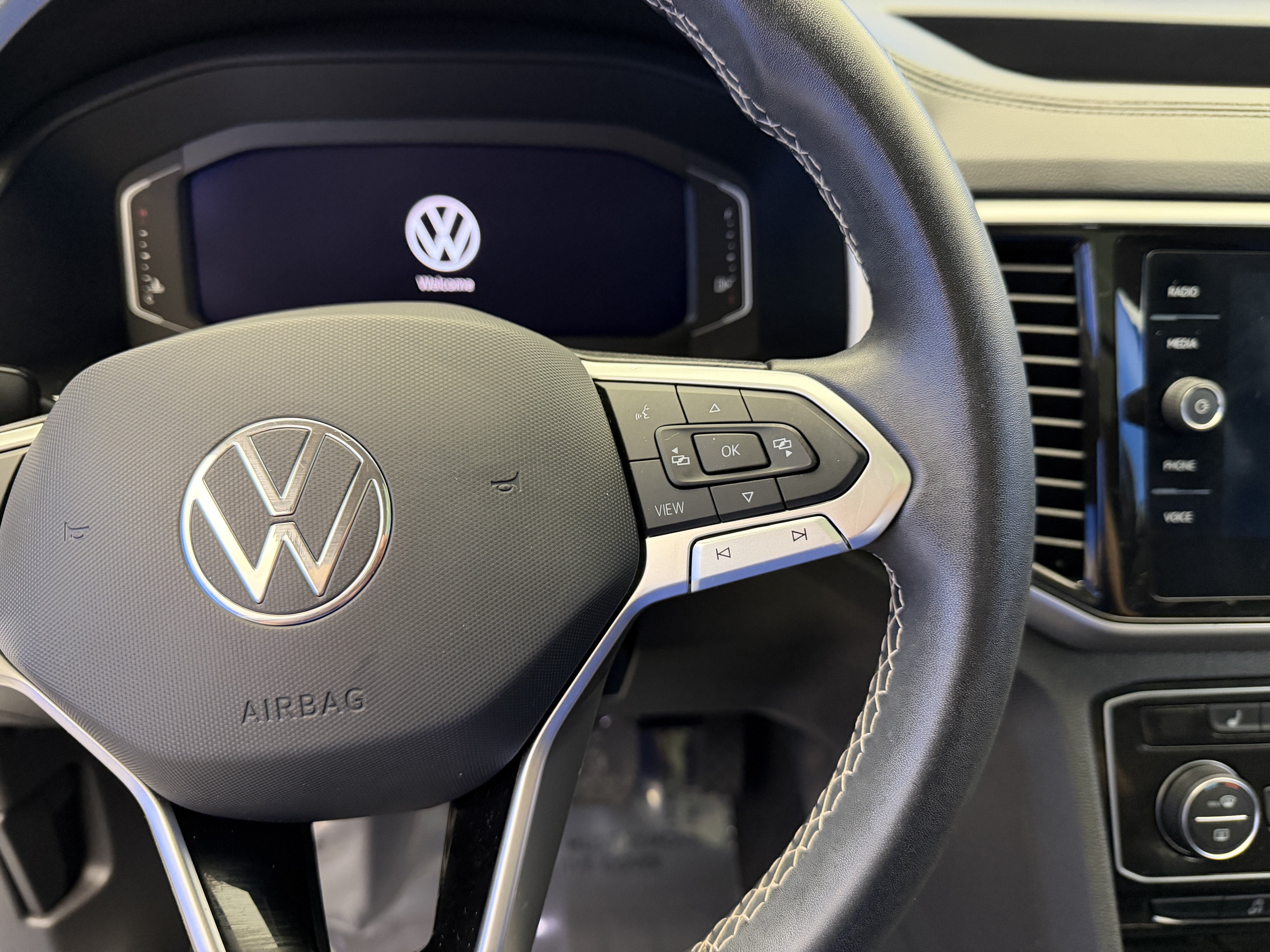 Used 2023 Pure White Volkswagen 3.6L V6 SE w/Technology image 16