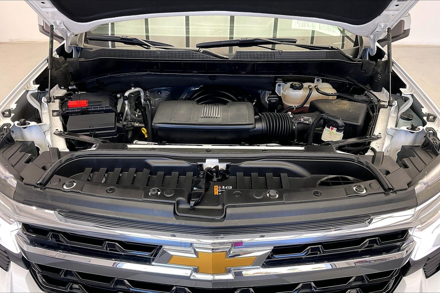 Used 2025 Summit White Chevrolet LT image 9